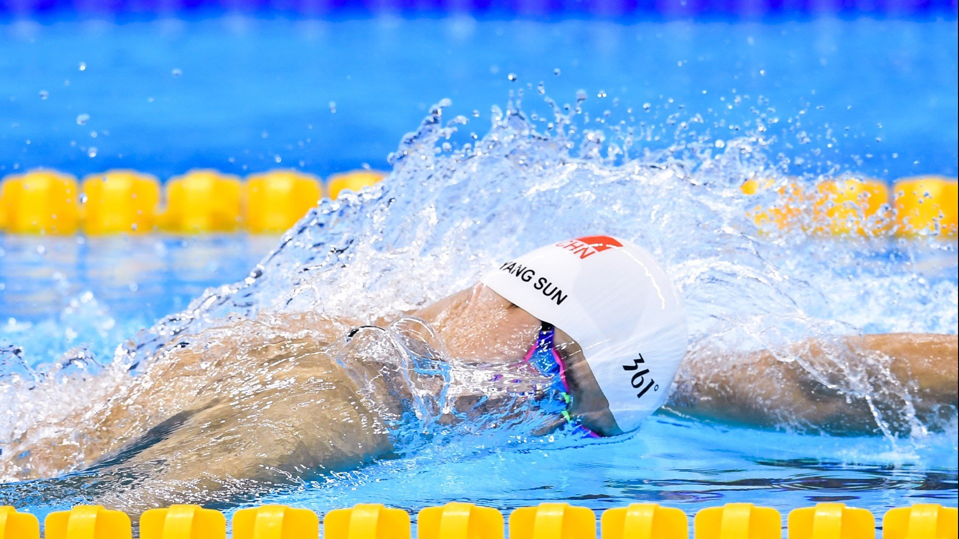 篮球运动员赛后恢复训练与营养补给结合促进身体快速恢复